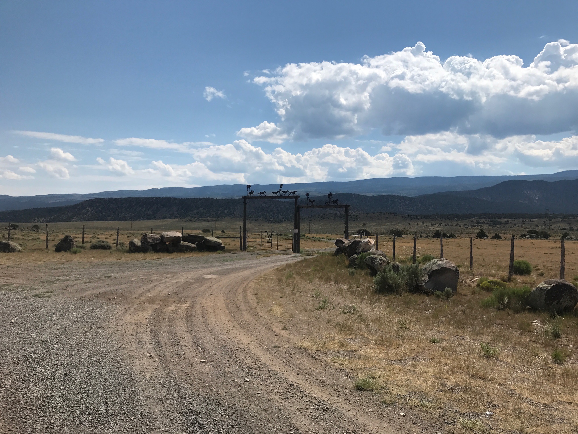 Des entrées de ranchs sont présents tout le long de la route