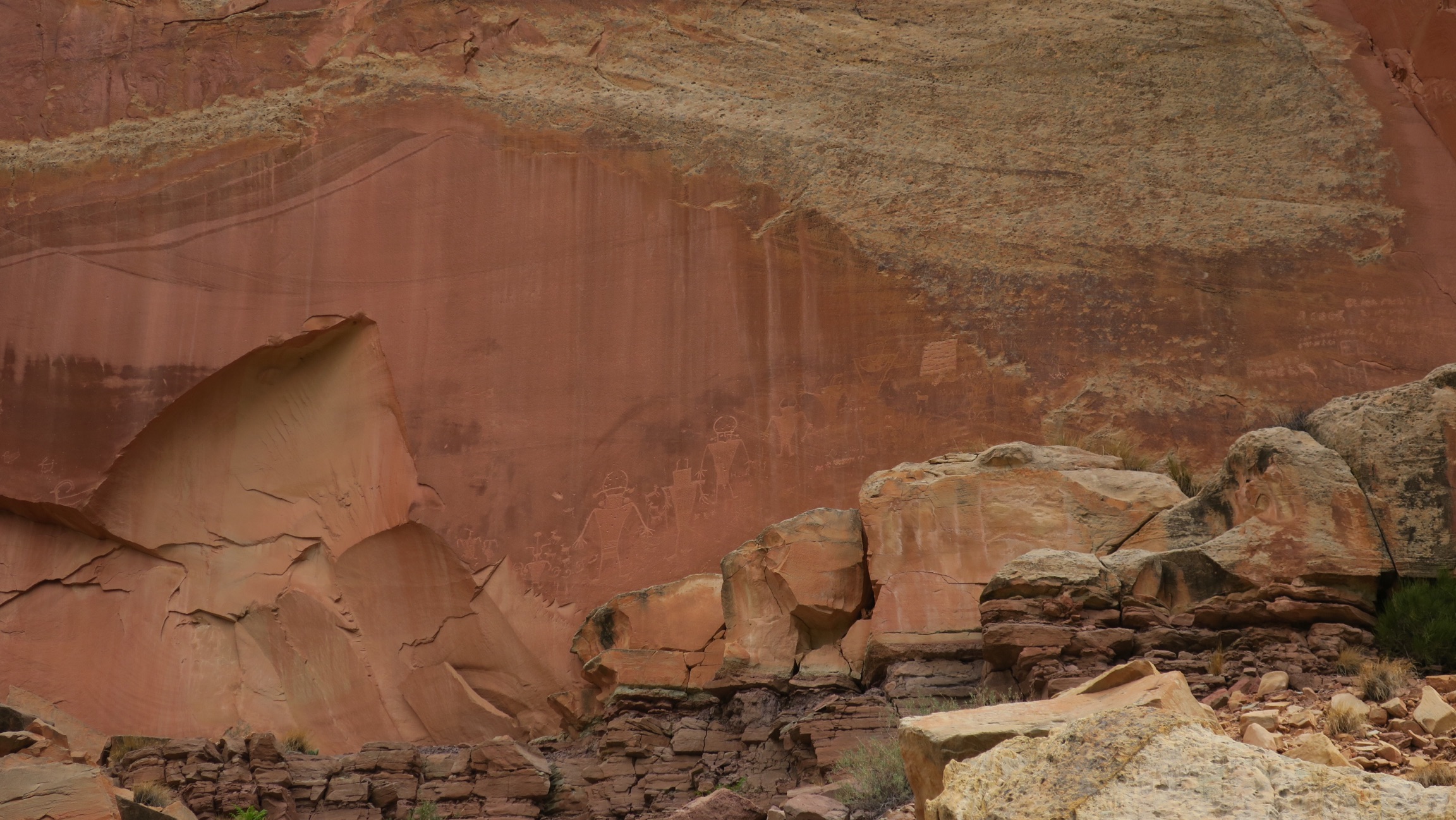 Des pétroglyphes ornent les murs du canyon par endroit