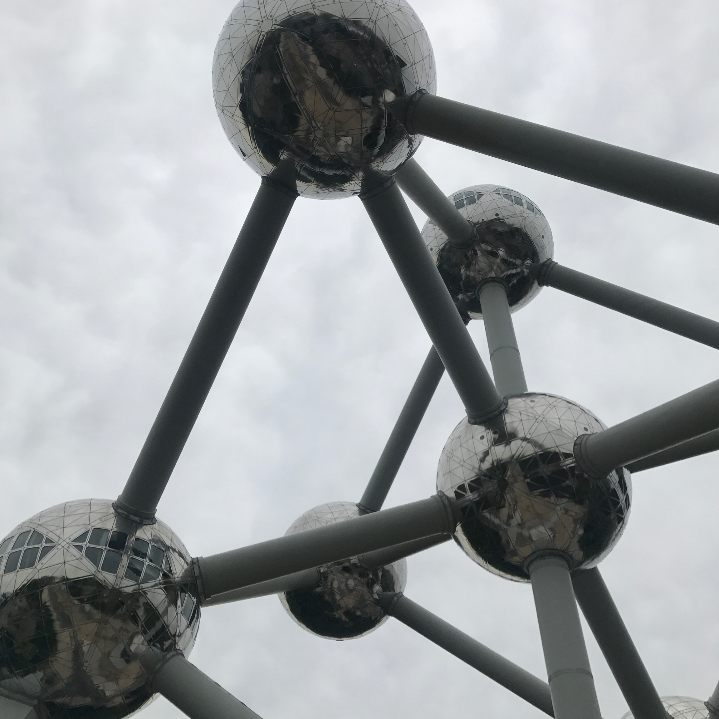 L'Atomium de Bruxelles, imposant comme jamais