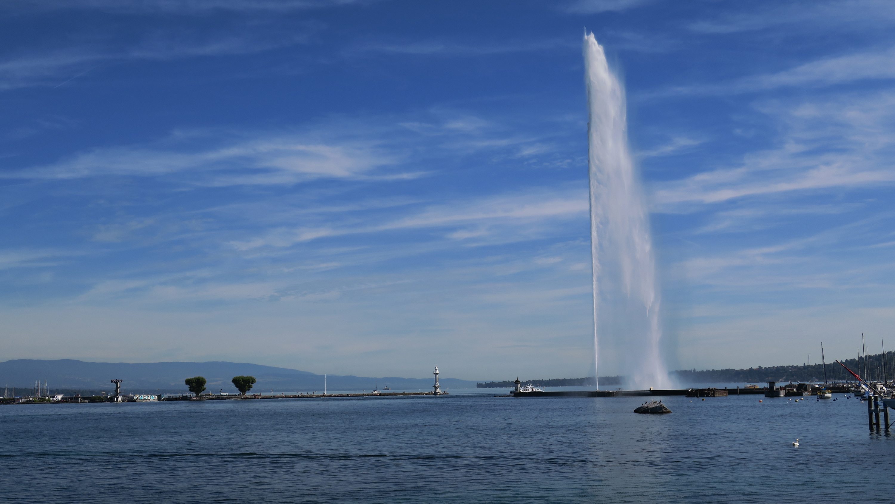 Le jet d'eau de Genève, vue depuis les quais de la ville